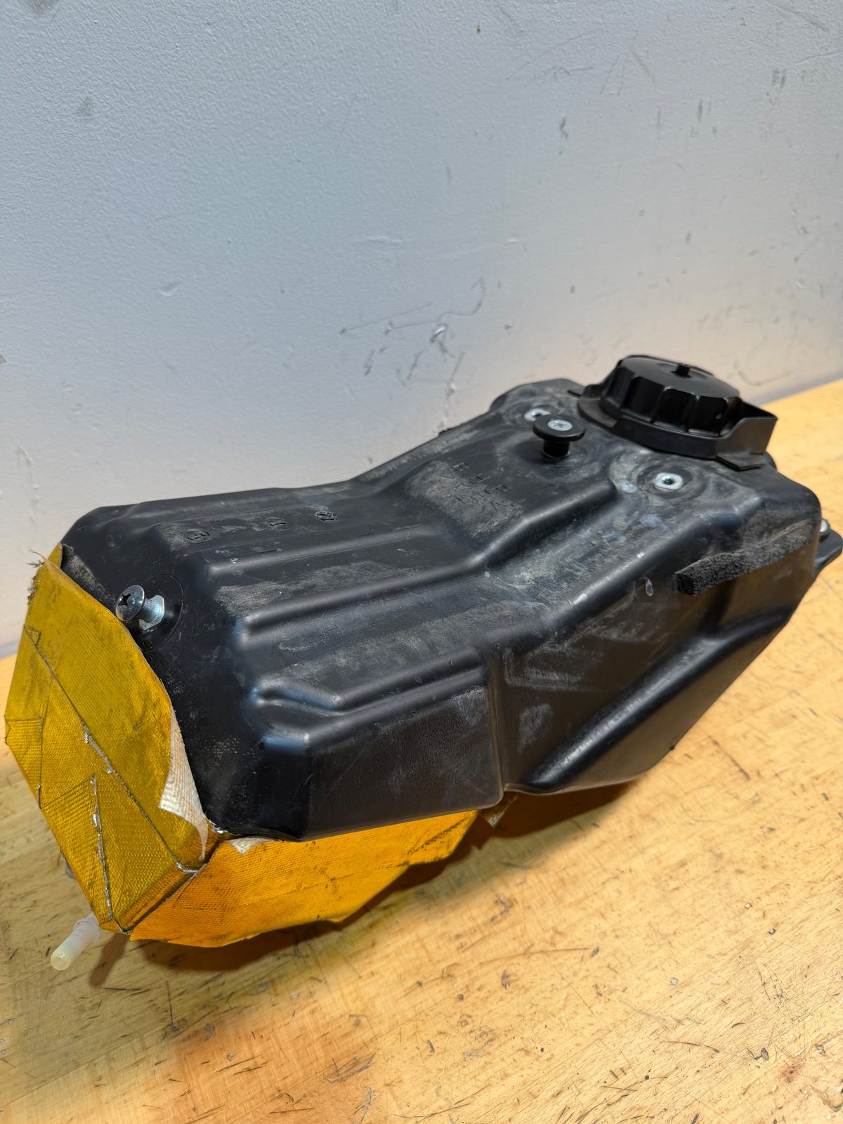 2025 Yamaha YZ250F OEM Fuel Tank with Cap and Heat Shield - BR9-24610-00-00