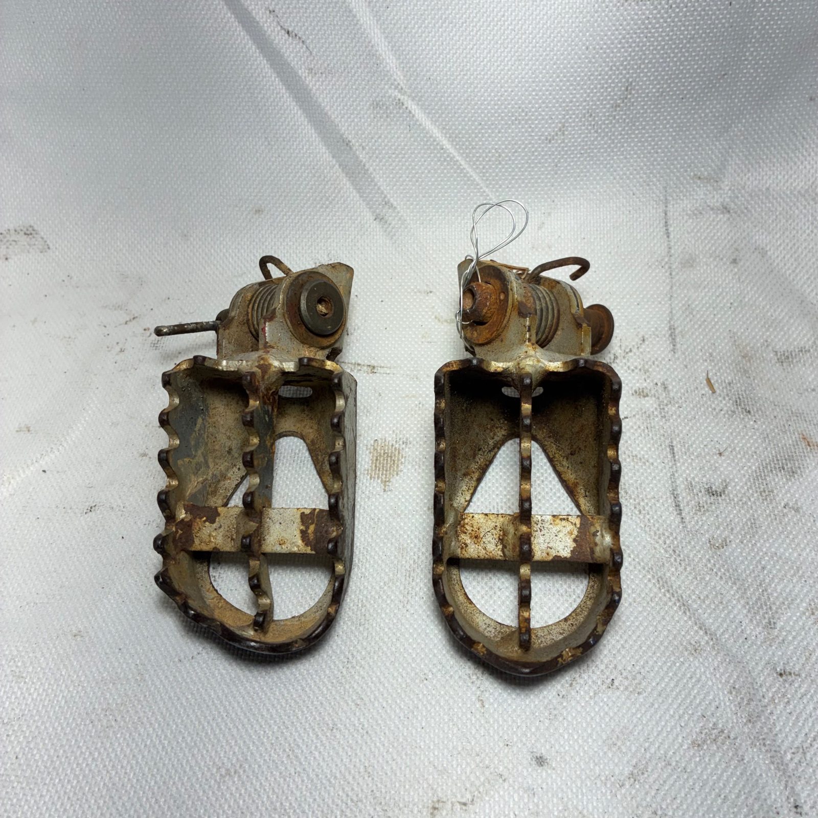 2003 Kawasaki KX65 OEM Footpegs Foot Pegs Pair Pivot Pin - 34028-1529-CE