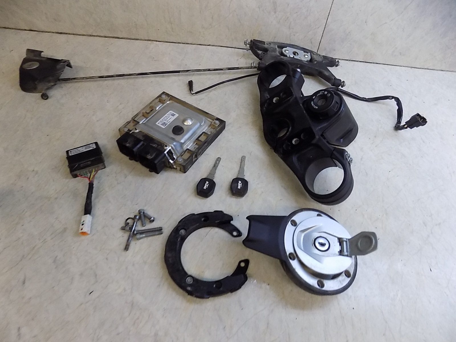 KTM 790 Adventure R OEM Ignition ECU Lockset w/ ECU Keys 63511066044 2020 seat
