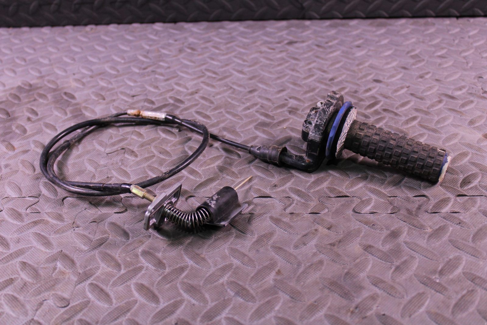 1989 Yamaha YZ250 OEM Throttle Tube Guide Grip Upper With Cable 4EW-26311-00-00