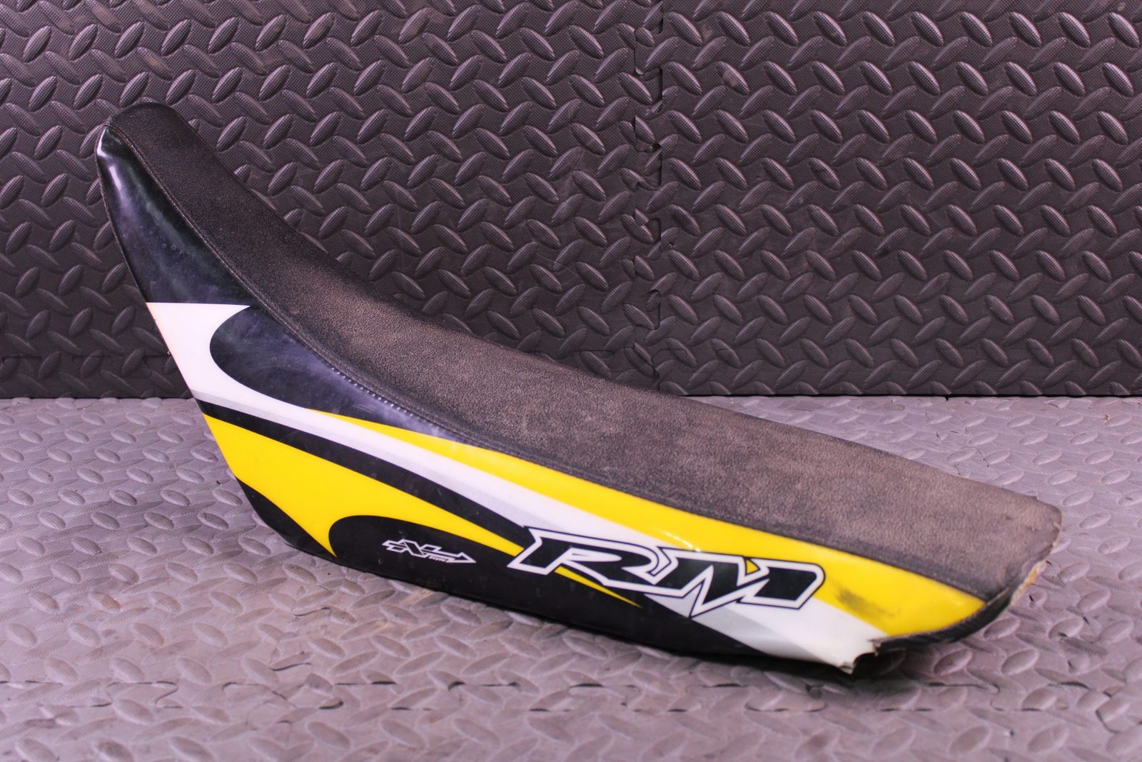 1996 SUZUKI RM125 OEM SEAT COMPLETE WITH COVER AND FOAM - 45100-37E10-J4W