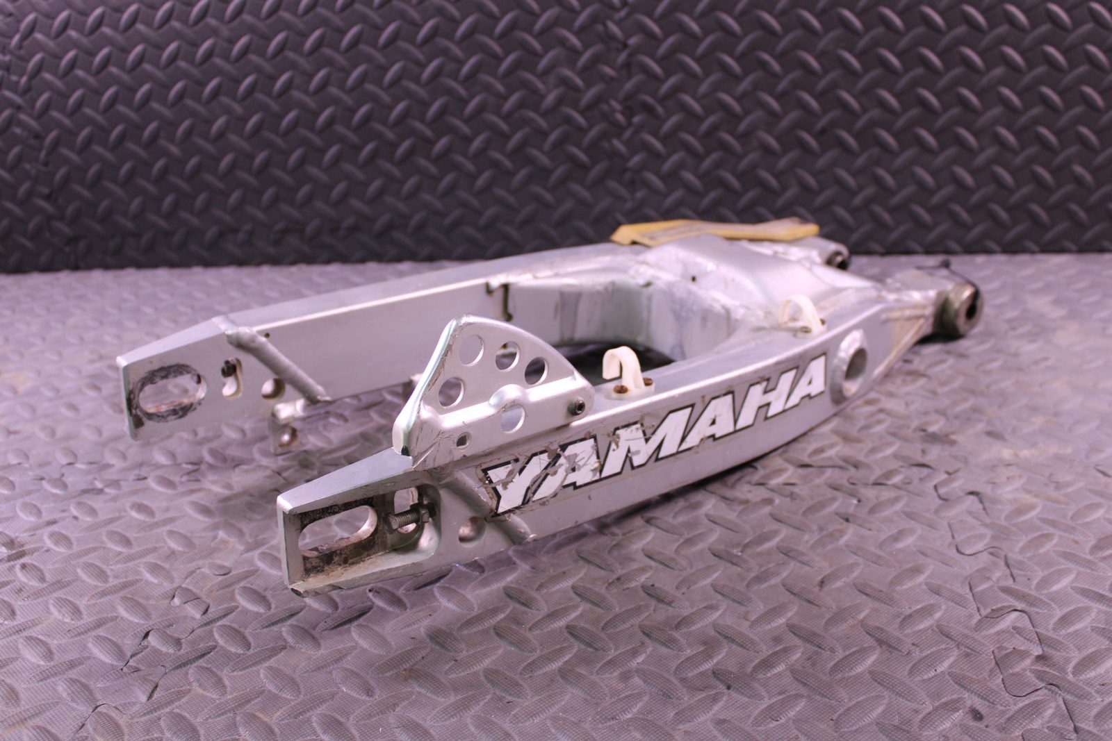 1989 YAMAHA YZ250 OEM REAR SWINGARM SWING ARM SUSPENSION - 3JE-22110-00-00