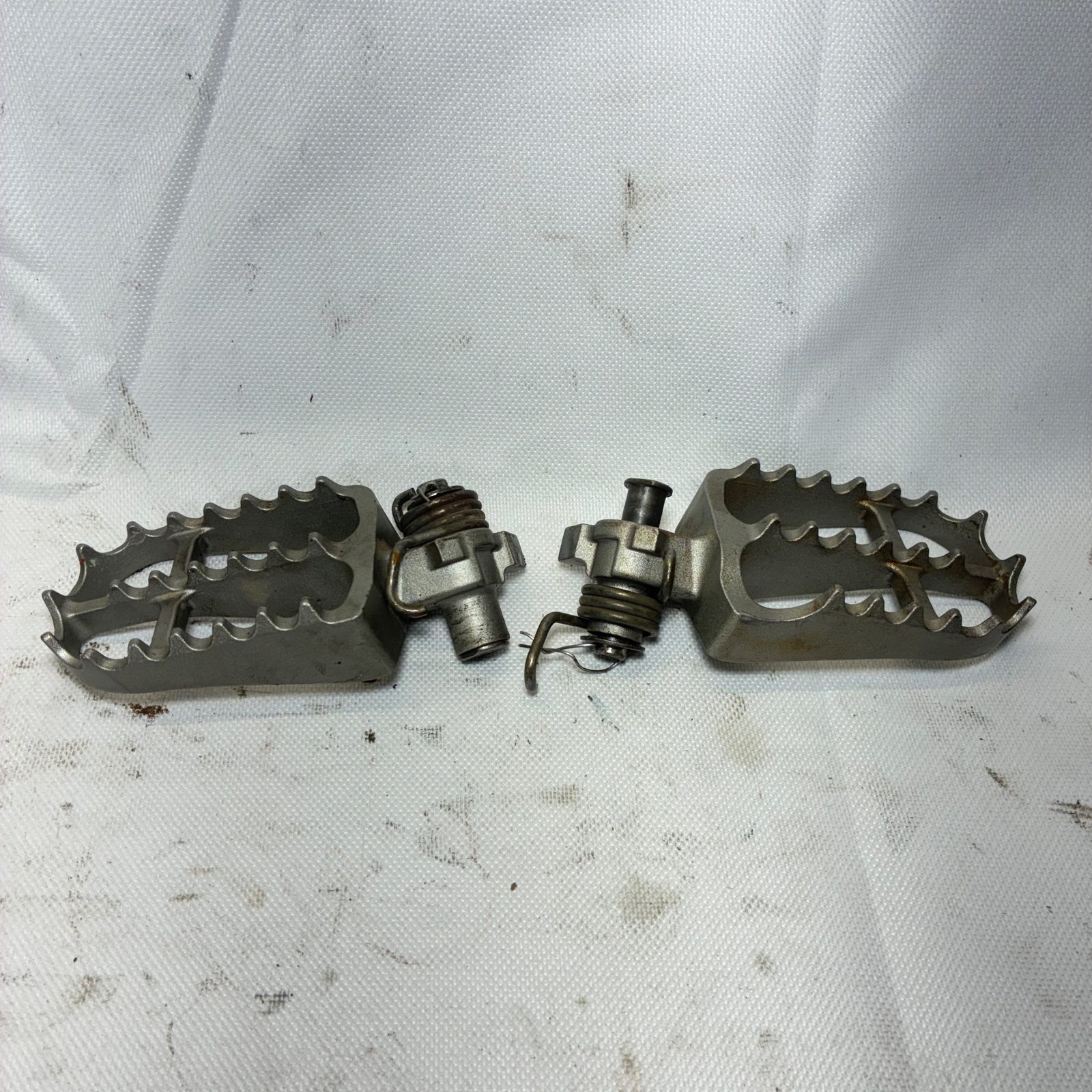 1999 Yamaha YZ250 OEM Foot Pegs Footrests Left Right Pair with Springs - 5ET-27411-00-00