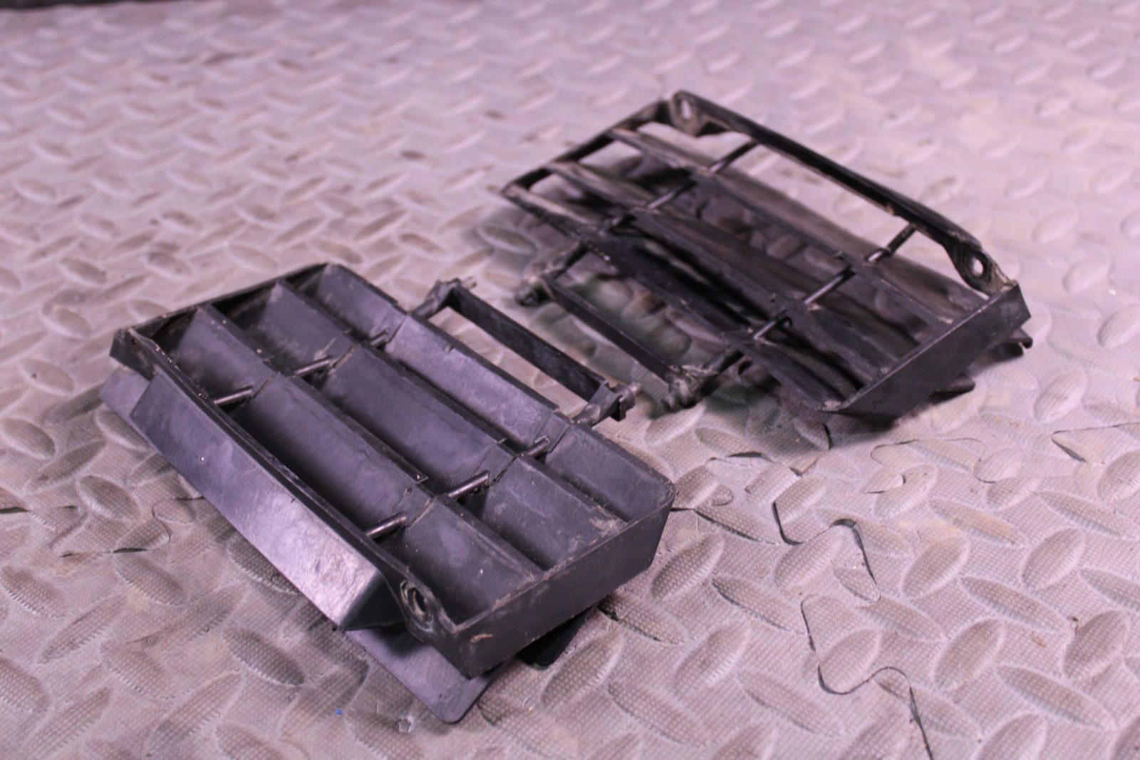 1989 YAMAHA YZ250 OEM RADIATOR LOUVERS GRILLS GUARDS LEFT RIGHT SET