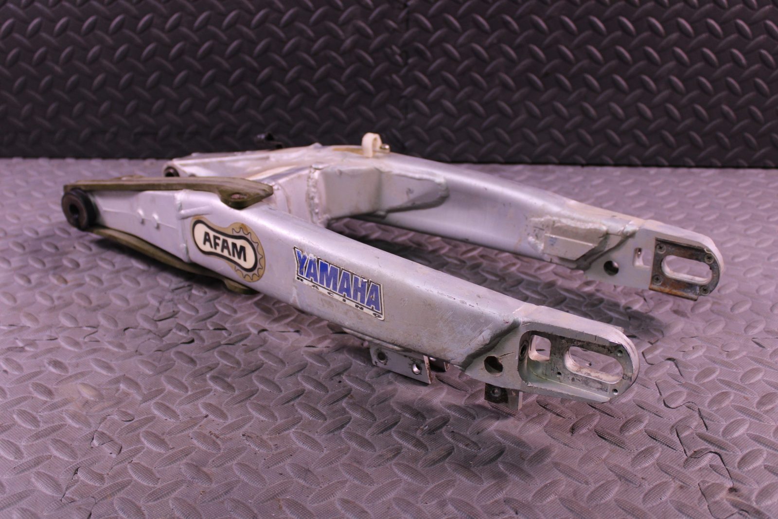 1995 1994 YAMAHA YZ125 OEM REAR SWINGARM SWING ARM SUSPENSION 4EW-22110-03-00
