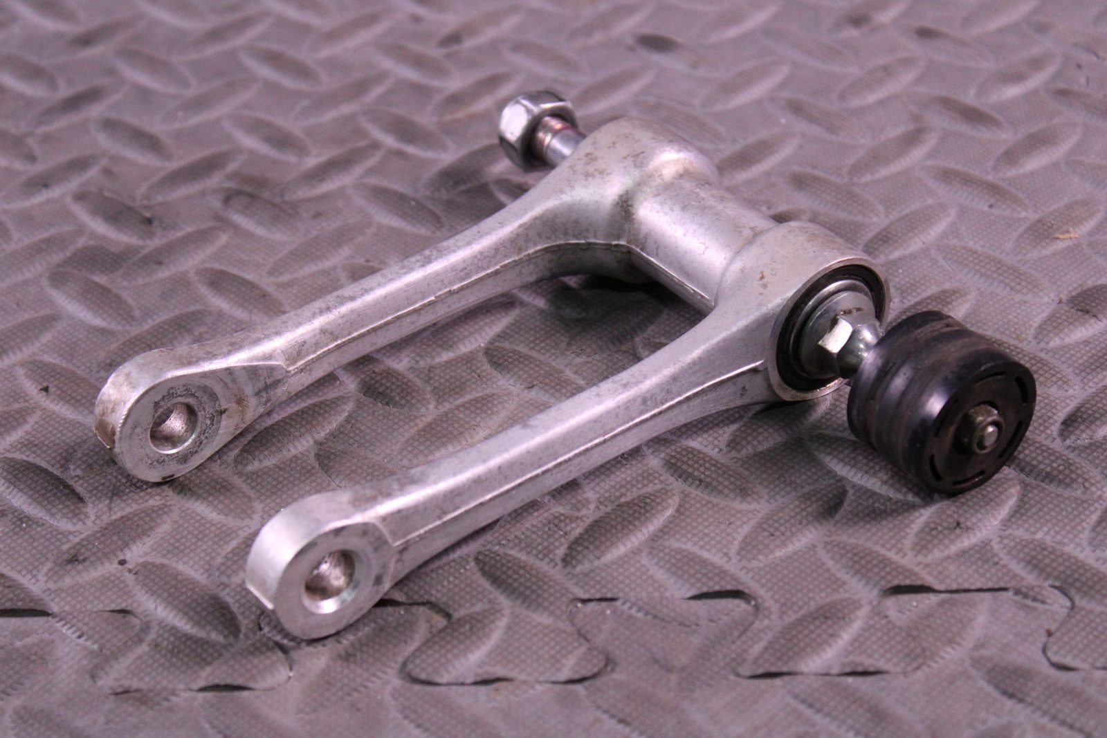 2006 06 HONDA CRF250R OEM REAR SHOCK LINKAGE PULL ROD ARM 52479-KRN-710